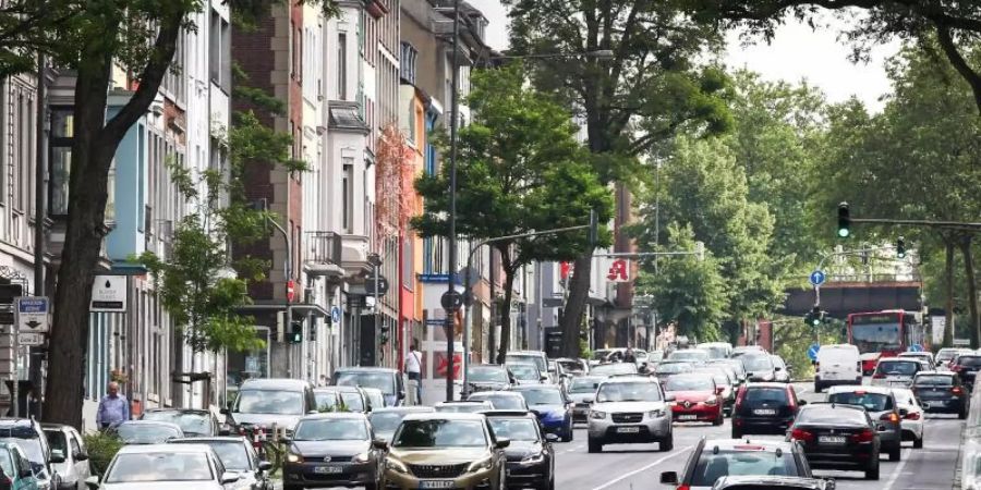Nach dem Gerichtsurteil zur Luftverschmutzung in Aachen fordern die Städte von der Autobranche mehr Tempo bei der Nachrüstung älterer Dieselautos. Foto: Ralf Roeger