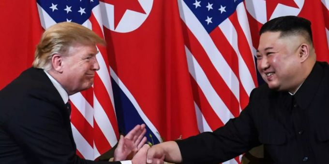 Trump (l) und Kim beim Gipfeltreffen im Februar. Trump Kim Jong Un