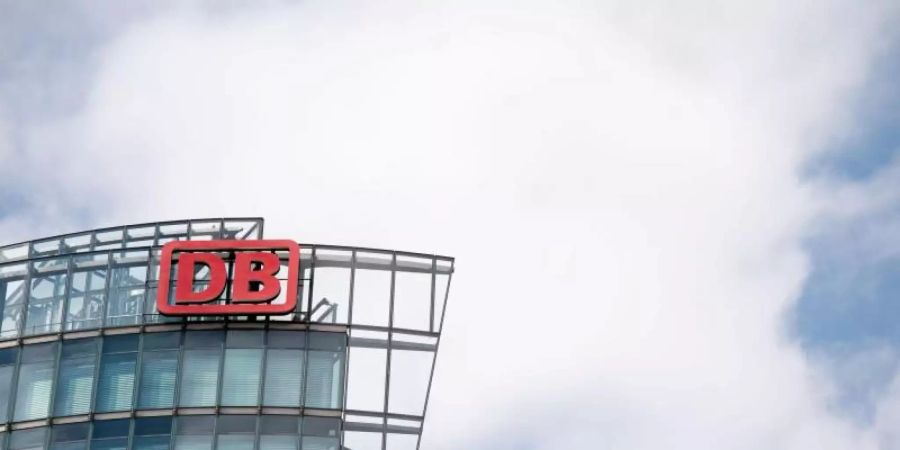 Die Zentrale der Deutschen Bahn am Potsdamer Platz in Berlin: Die Bahn prüft derzeit Beraterverträge mit früheren Managern. Foto: Lisa Ducret