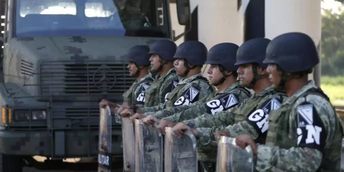 Mexikanischer Soldat sorgte am Montag für grosse Aufruhr. Soldaten