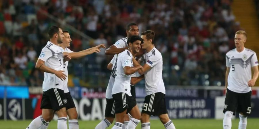 Deutschlands U21-Fussballer feiern Torschützen Luca Waldschmidt und den Einzug ins EM-Halbfinale. Foto: Cezaro De Luca
