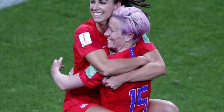 Alex Morgan feiert nach ihrem fünften Tor im Spiel gegen Thailand mit Megan Rapinoe. Foto: Francois Mori/AP