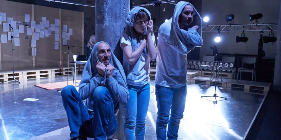 Das Entsetzen steigert sich: Das Theater St. Gallen zeigt im Schauspielprojekt «Verminte Seelen» anhand von exemplarischen Schicksalen auf, wie in der Schweiz an Tausenden von administrativ Versorgten ein historisches Unrecht geschah.