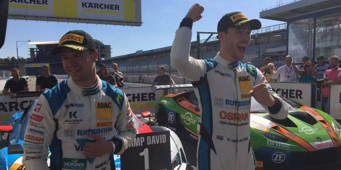 Der Schweizer Patric Niederhauser und der Niederländer Kevin van der Linde: Können die beiden ihren Titel verteidigen? adac gt masters