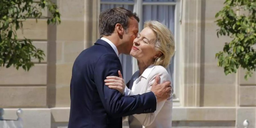 Er hatte sich für sie stark gemacht: Frankreichs Präsident Emmanuel Macron begrüsst die neue EU-Kommissionschefin Ursula von der Leyen vor ihrem gemeinsamen Mittagessen im Elysee-Palast. Foto: Michel Euler/AP