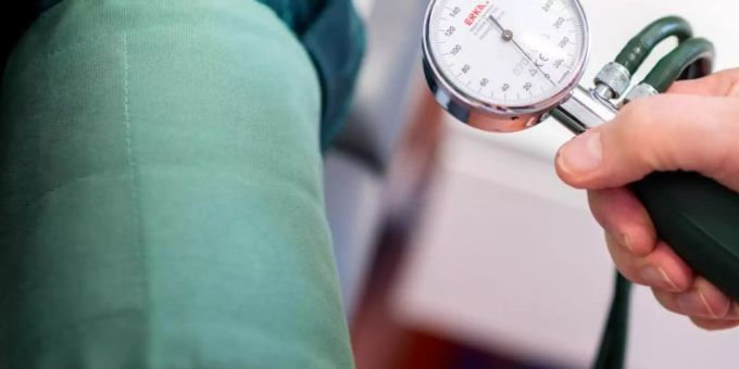 Mit gefälschter Zulassung soll ein 37-Jähriger gleich mehrfach in Kliniken und Praxen als Arzt gearbeitet haben. Foto: Hauke-Christian Dittrich Mit gefälschter Zulassung soll ein 37-Jähriger gleich mehrfach in Kliniken und Praxen als Arzt gearbeitet haben. Foto: Hauke-Christian Dittrich