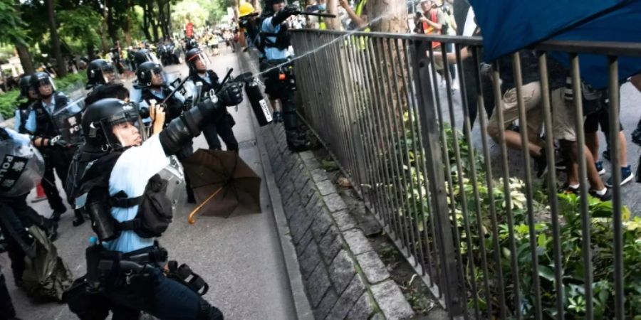 Hongkongs Polizei setzte Pfefferspray gegen Demonstranten ein