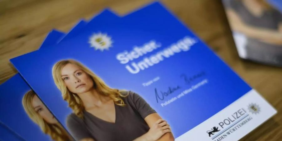 Nadine Berneis gibt Frauen auf einem Flyer des Landeskriminalamts Baden-Württemberg Tipps für sichere Wege. Foto: Edith Geuppert