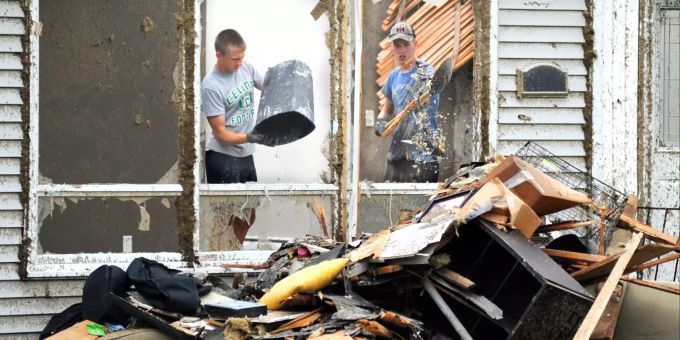 Die Bewohner von Celina, Ohio räumen die Verwüstungen, die durch den Tornado verursacht wurden, auf. Tornado