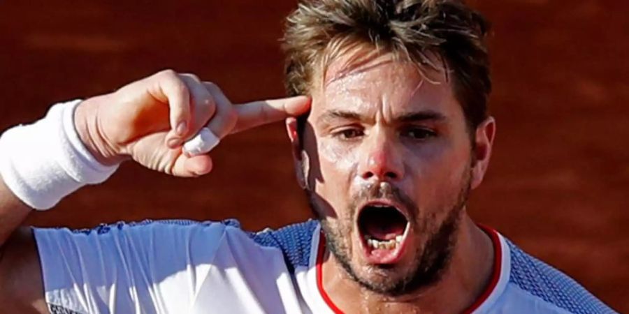 Stan Wawrinka bejubelt seinen Sieg über Stefanos Tsitsipas. Im Viertelfinale geht es gegen Roger Federer. Foto: Christophe Ena/AP