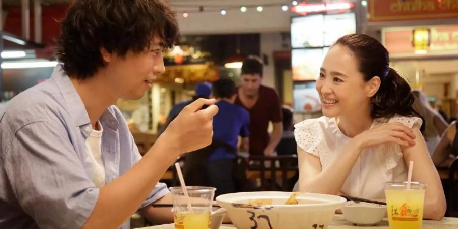 Masato (Takumi Saitoh, l) macht sich auf nach Singapur, wo ihn kulinarische Vielfalt erwartet. Foto: Neue Visionen Filmverleih