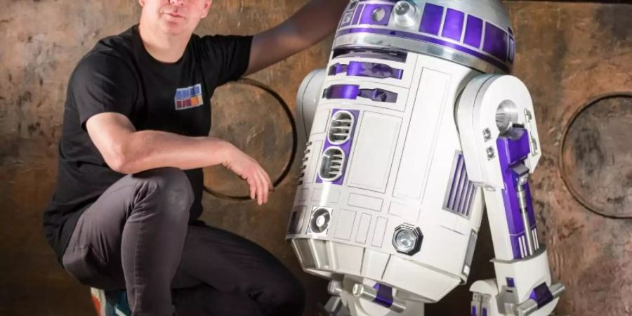 Marc Langrock mit einem funktionstüchtigen Nachbau des legendären Roboters R2-D2. Foto: Jens Büttner