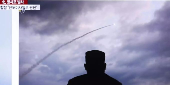 Passanten verfolgen an einem Bahnhof eine Nachrichtensendung über einen Raketentest in Nordkorea. Zwei weitere Raketen wurden von Pjöngjang als Test eines neuen Raketenstartsystems dargestellt. Foto: Ahn Young-Joon/AP Passanten verfolgen an einem Bahnhof eine Nachrichtensendung über einen Raketentest in Nordkorea. Zwei weitere Raketen wurden von Pjöngjang als Test eines neuen Raketenstartsystems dargestellt. Foto: Ahn Young-Joon/AP