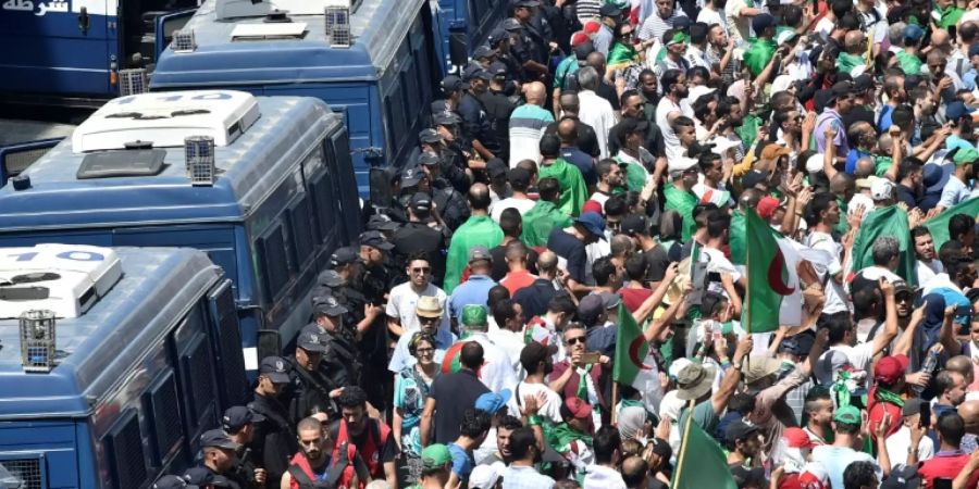 Demonstration in Algiers mit massivem Polizeiaufgebot