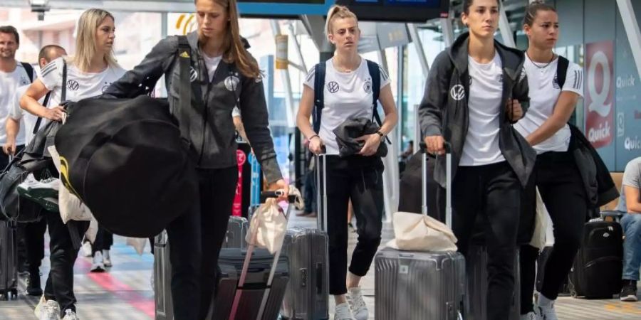 Umzug: Deutschlands Fussball-Frauen ziehen nach Grenoble um. Foto: Sebastian Gollnow