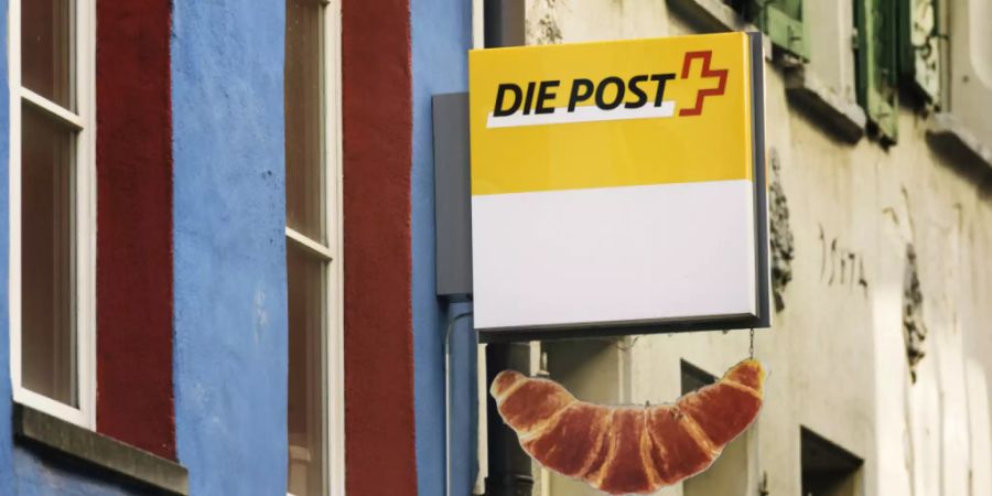 Das Modell der Postagenturen funktioniert gemäss Aufsicht gut: Das Schild für die Postagentur in der Bäckerei Merz in Luzern. (Archivbild)