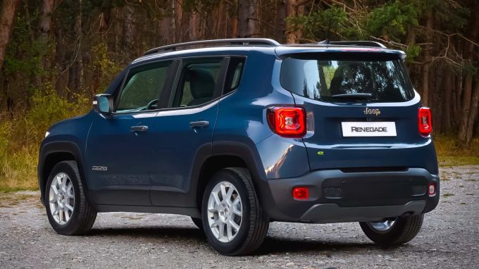 Der Jeep Renegade 4xe mit Plug-in-Hybrid bietet nicht nur 240 PS, sondern auch Allradantrieb – zumindest elektrisch 2024 Jeep Renegade Facelift