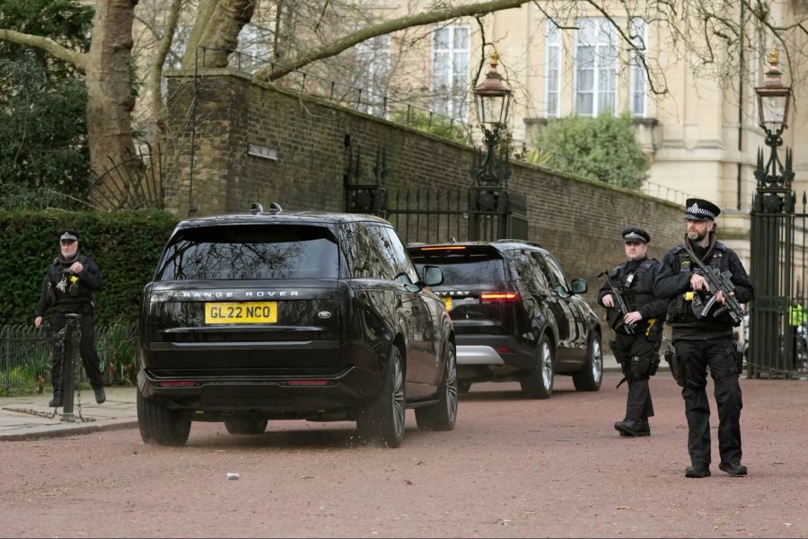 Zwei schwarze Geländewagen treffen im Clarence House ein. In einem der Fahrzeuge soll Prinz Harry sitzen.