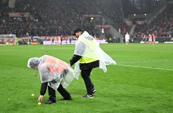 Auch in Mainz flogen als Protest gegen Investoren in der Bundesliga wieder Tennisbälle auf den Rasen. Arne Dedert/dpa Mainz Union Berlin Bundesliga