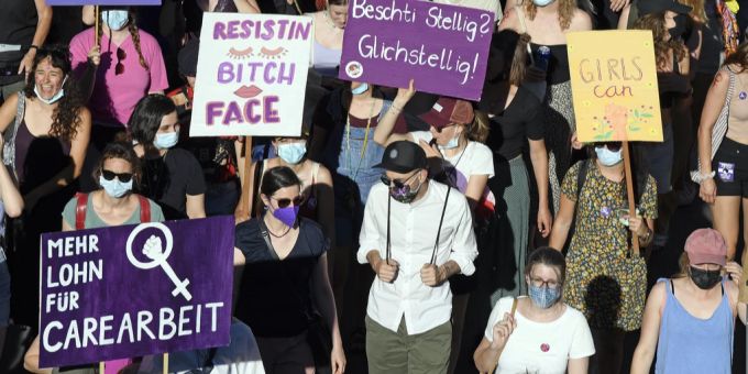 Feministinnen und Feministen protestieren in Zürich für mehr Gleichstellung. (Archivbild) Feminismus