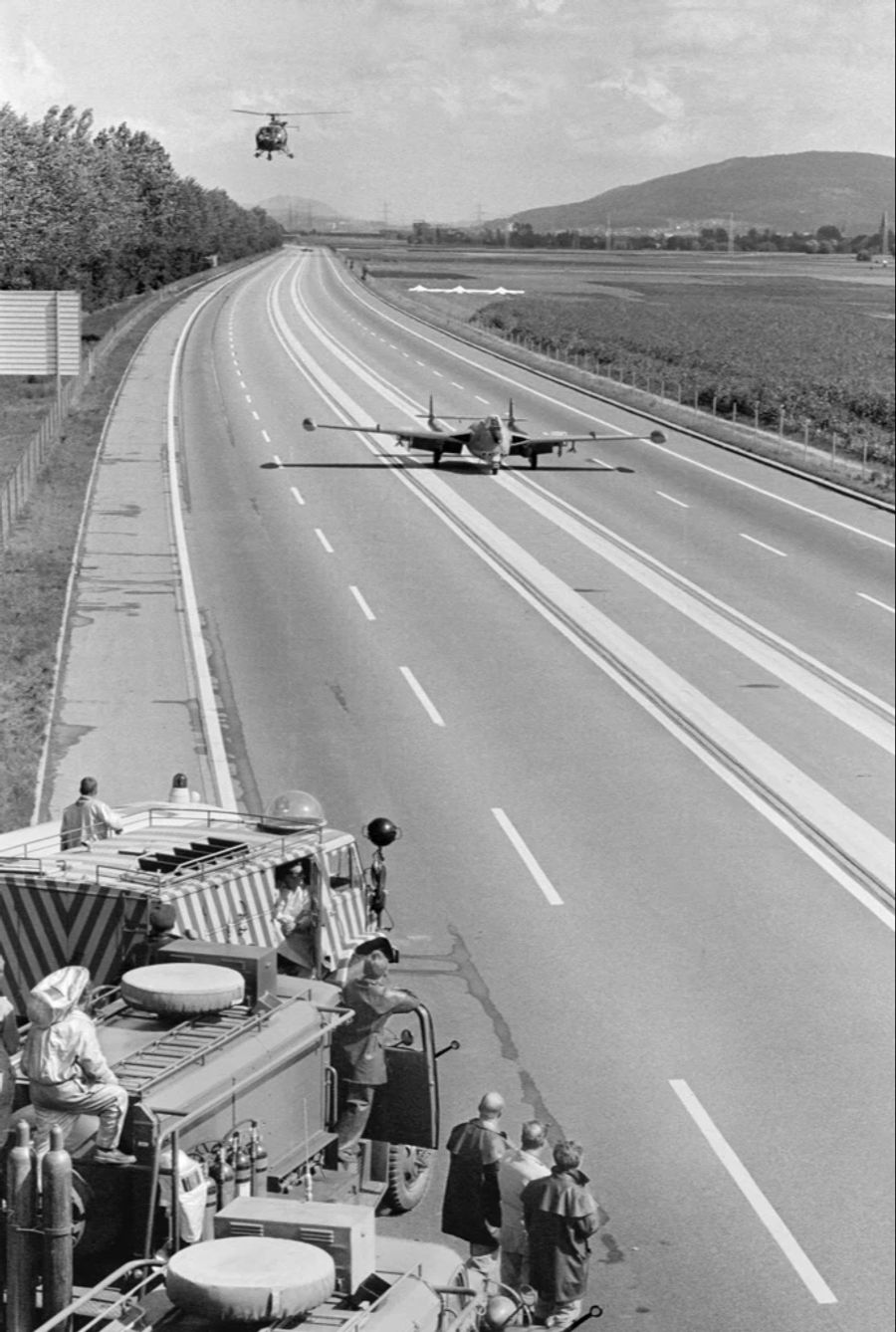 Eine Venom DH-112 der Schweizer Luftwaffe landet am 16. September 1970 an der Übung "STRADA" auf einem Abschnitt der Autobahn A1 bei Oensingen SO, wo sie von den Bodenmannschaften betankt und aufmunitioniert wird.