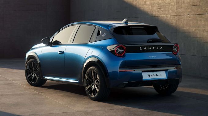 Die runden Leuchtem am Heck zitieren den legendären Stratos, der Rest ist modern kantig und reduziert. Die runden Leuchtem am Heck zitieren den legendären Stratos, der Rest ist modern kantig und reduziert.