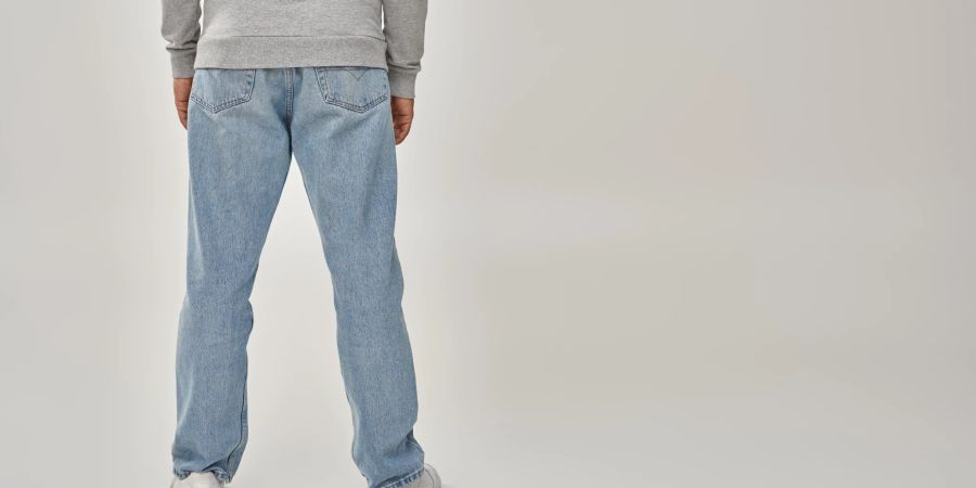 Mann von hinten in locker sitzender Jeans