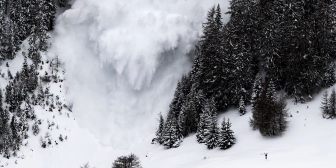 Eine Lawine donnert ins Tal. (Symbolbild) lawine