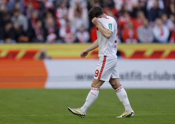 Jan Thielmann fliegt nach seinem Foul an Granit Xhaka früh vom Platz. Jan Thielmann Granit Xhaka