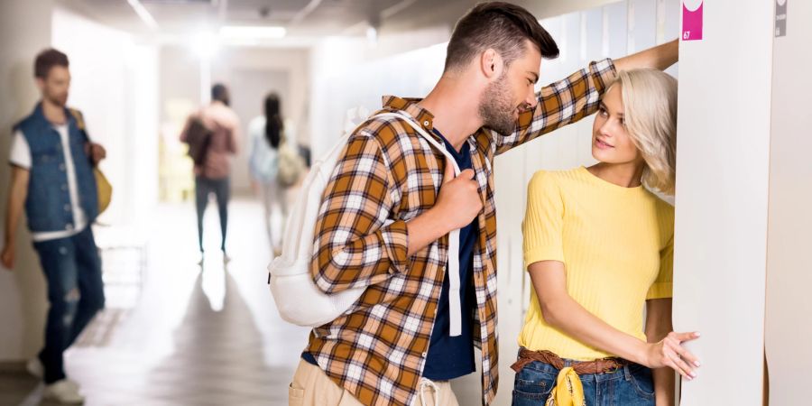 blonde frau in schulgebäude, flirt mit mann, schulflur