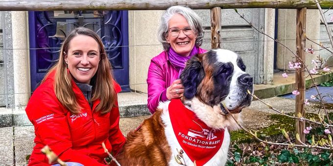 Für eine freundlichere Atmosphäre in der Uni werden Hunde eingesetzt. Campus Dogs Universität Fribourg