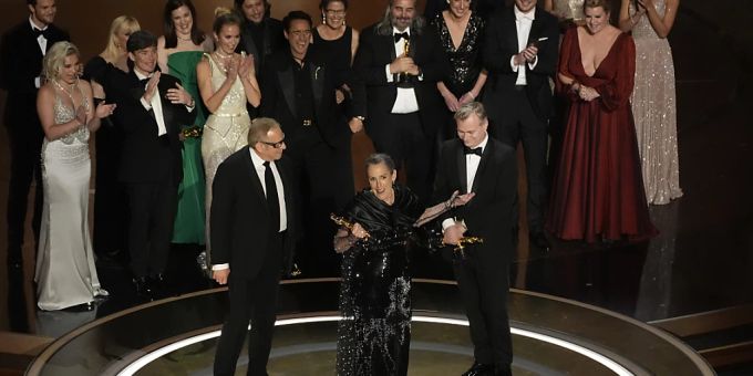 Die Darsteller und die Crew von «Oppenheimer» nehmen den Preis für den besten Film entgegen. Foto: Chris Pizzello/Invision via AP/dpa Oppenheimer