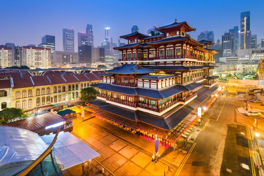 Der Buddha-Zahn-Relikt Tempel in Singapur bei Nacht.