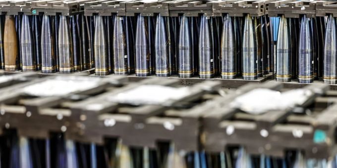 Artilleriemunition steht in einer Fabrikationsanlage der Rheinmetall AG. Artilleriemunition