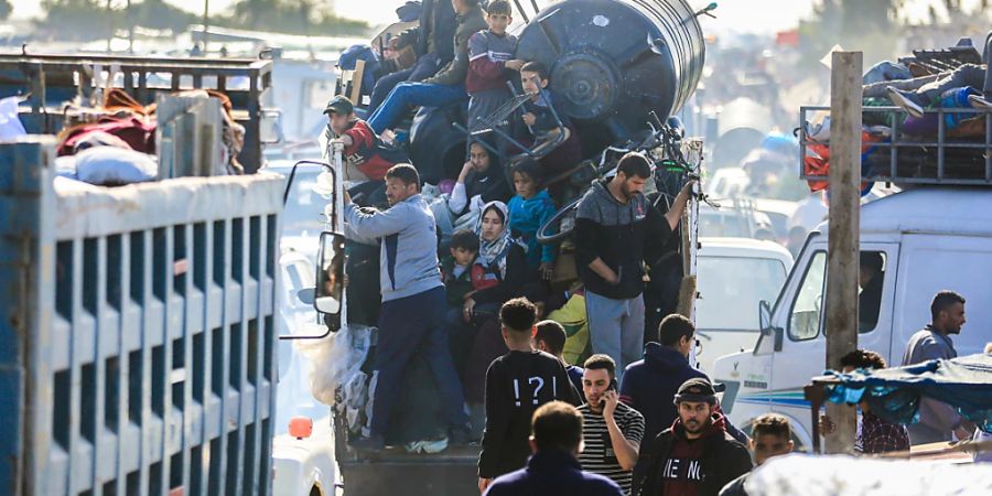 ARCHIV - Palästinensische Familien fliehen auf Fahrzeugen vor den anhaltenden israelischen Angriffen auf Chan Junis in Richtung Rafah. Foto: Mohammed Talatene/dpa