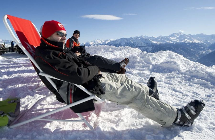 Der einzige Unterschied: Beim Skifahren bleibt man meist nicht den ganzen Tag auf dem Liegestuhl. Nach einer kurzen Pause geht es gleich wieder auf die Piste. (Symbolbild)