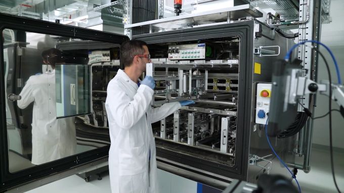 Bei der Batterie-Forschung geht es nicht nur darum, günstiger mehr Kapazität zu bekommen sondern auch Batterien umweltschonender zu machen. Batterieforschung