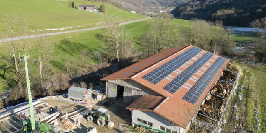 Die Schweizer Berghilfe startete 2023 ein Solarprogramm: Bislang wurden vor allem Photovoltaik-Anlagen auf Bergbauernhöfen realisiert.