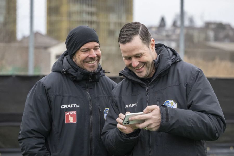 Mario Frick scherzt mit David Zibung.