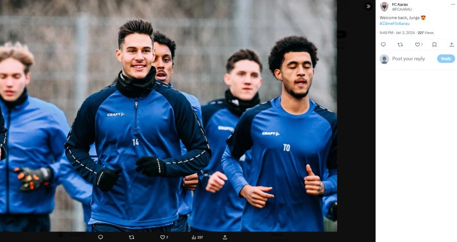 Jan Kronig (Nummer 14) freut sich sichtlich auf das Training.