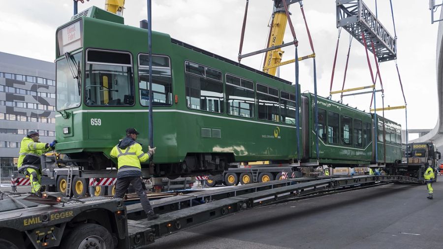 Schon vor dem Angriff Russlands lieferten Verkehrsunternehmen von Schweizer Städten Trams in die Ukraine. Hier beispielsweise ein Basler Tram, das 2017 für den Transport verladen wird.