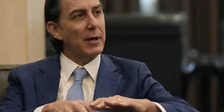 Amos Hochstein, leitender Berater von US-Präsident Biden, gestikuliert bei einem Treffen mit dem libanesischen Übergangs-Premierminister Mikati. Die USA drängen weiterhin auf eine diplomatische Lösung im Konflikt zwischen Israel und der Hisbollah im Libanon. Foto: Hussein Malla/AP/dpa