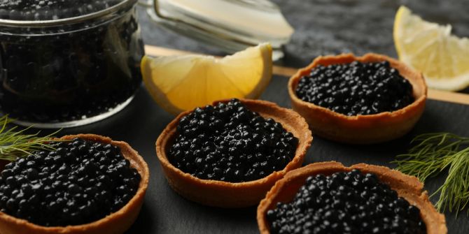 Schwarze Kaviar Häppchen.