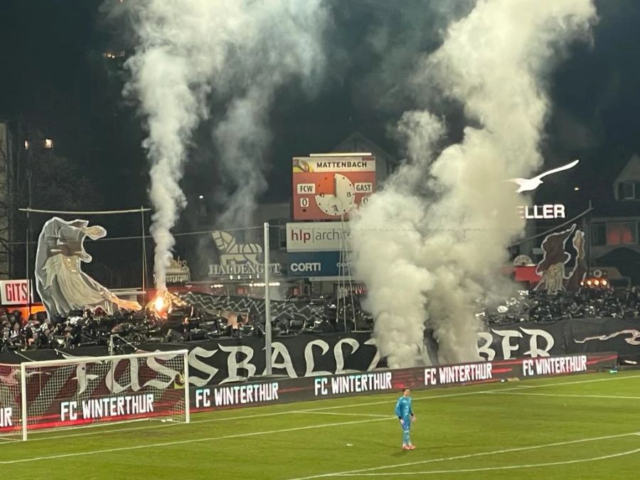 Auf der Gegenseite sorgen die Fans des FC Winterthur für reichlich Qualm.