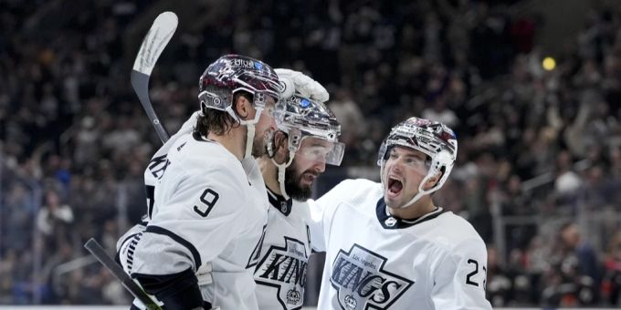 Kevin Fiala (r) ist beim Sieg der Kings gegen die Ducks der beste Spieler. NHL