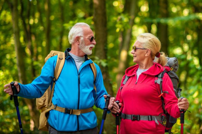 Spazierengehen, Wandern, Walking: Alles hervorragende Bewegungsformen für eine gute Kondition. In jedem Alter! Frau Mann Walking Wald