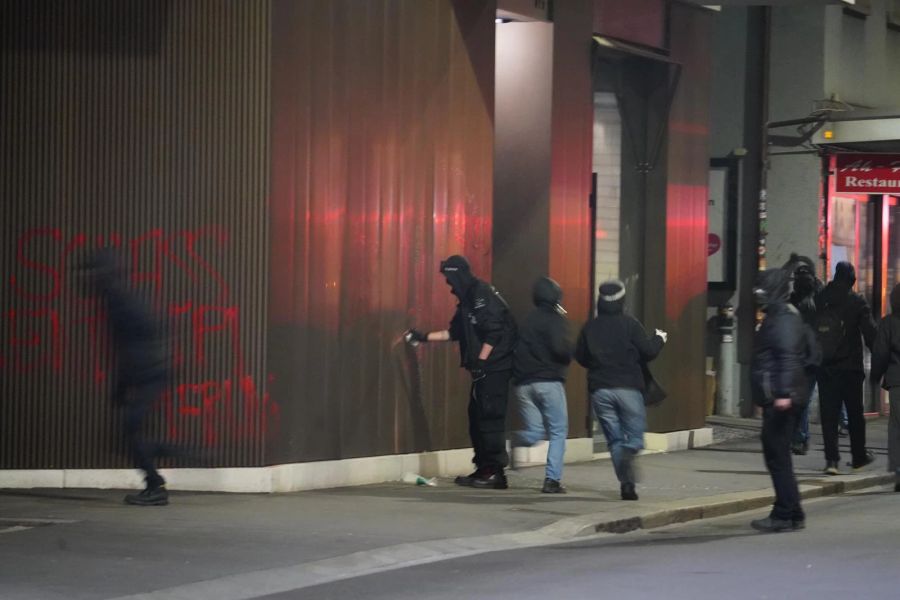 Zuletzt kommt es zu Vandalismus: Vermummte beschmieren Wände und auch einen Bus.