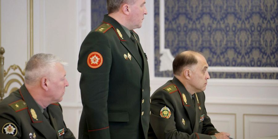 Verteidigungsminister Viktor Chrenin (M) hat die Militärdoktrin von Belarus überarbeitet.