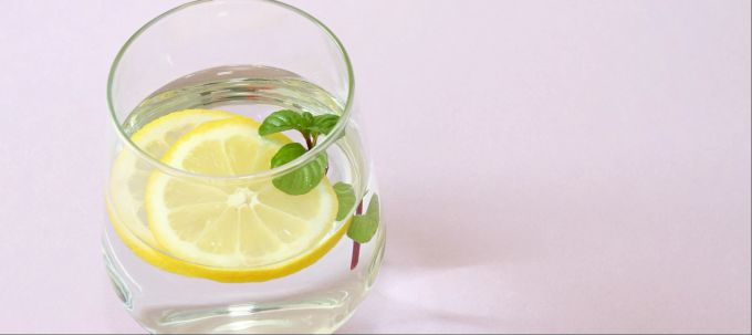 Gesunder Durstlöscher: Wasser mit Zitrone und Minze. Wasser, Zitrone, Minze