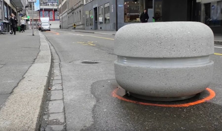 Dieser solle die Autos davon abhalten, vor der Ampel auf dem Veloweg zu halten.